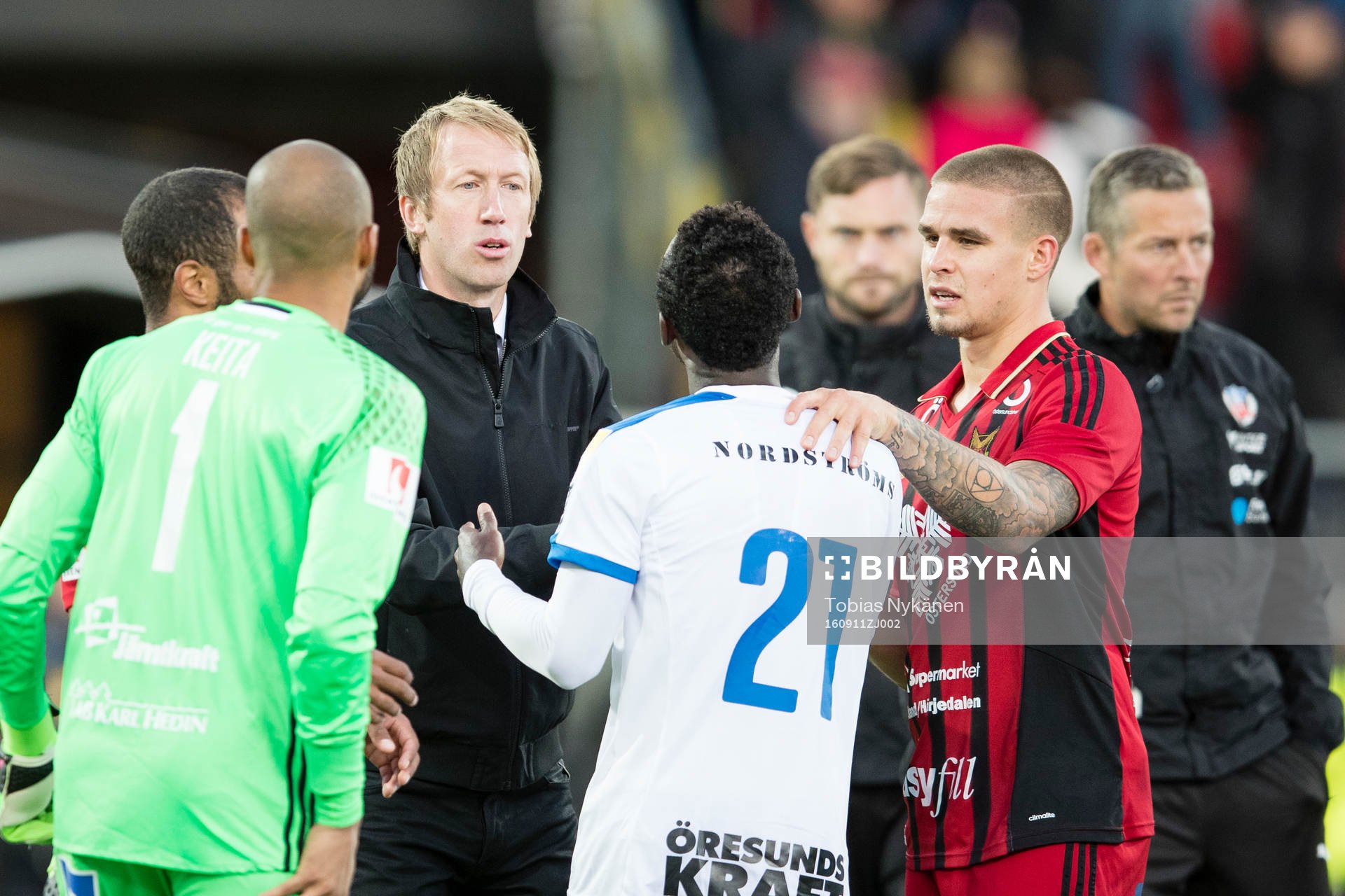 Östersunds tränare Graham Potter pratar med Helsingborgs Monday Samuel efter fotbollsmatchen i Allsvenskan mellan Östersund och Helsingborg den 11 september 2016 i Östersund.