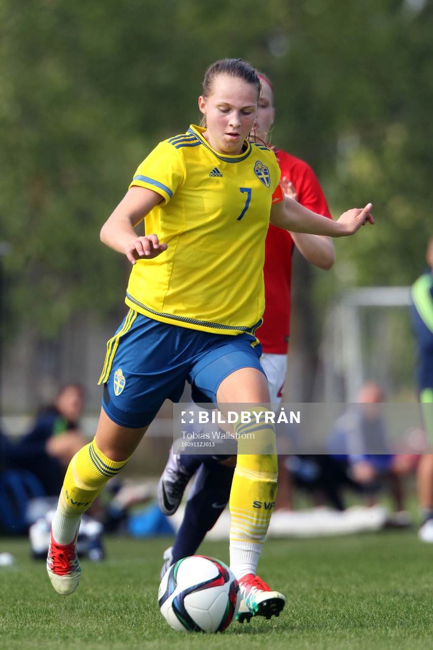 Sveriges lagkapten nummer 7 Frida Thörnqvist under F16-landskampen i fotboll mellan Sverige och Norge den 11 september 2016 på Dalhem IP på Gotland.