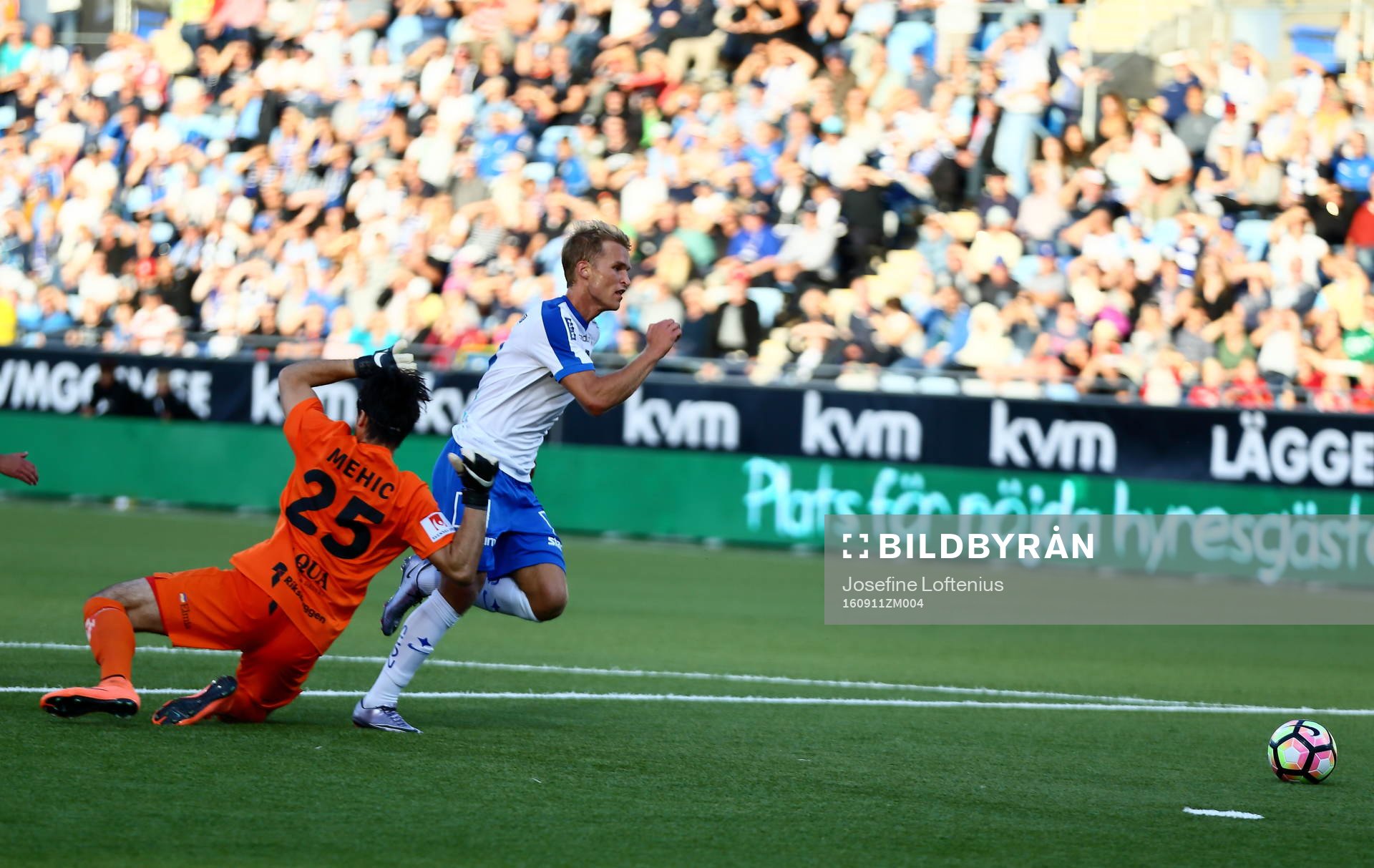 Norrköpings Sebastian Andersson tar sig förbi