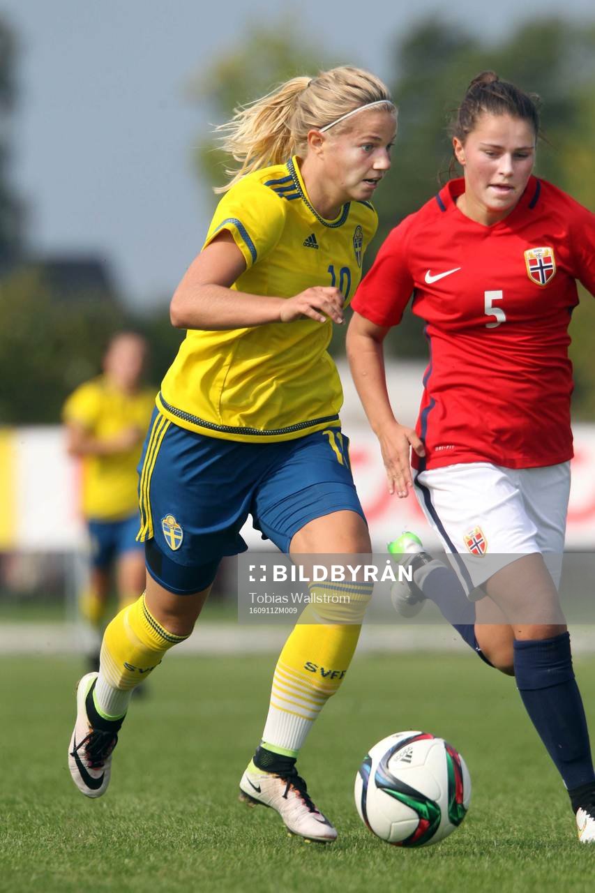 Sveriges nummer 10 Sara Linnakallio under F16-landskampen i fotboll mellan Sverige och Norge den 11 september 2016 på Dalhem IP på Gotland.