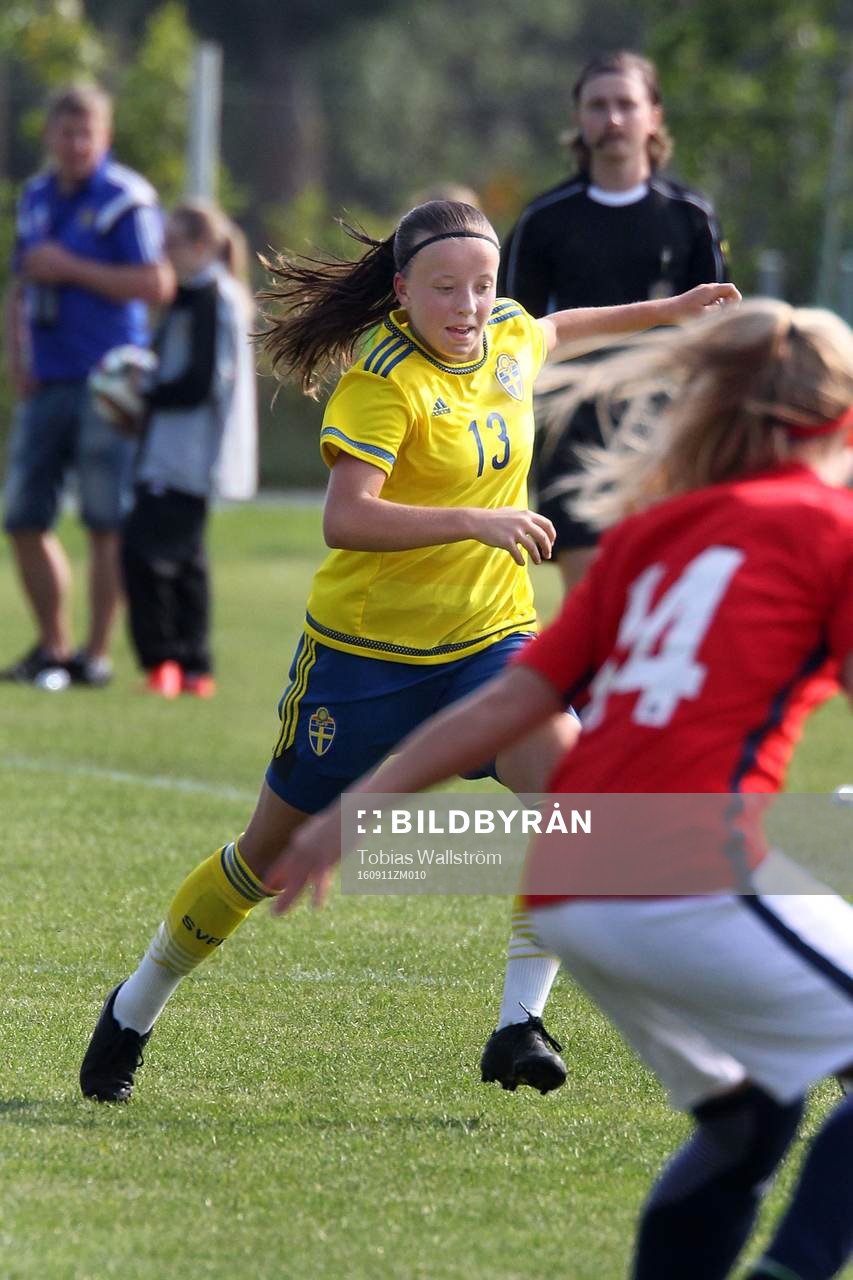 Sveriges nummer 13 Ida Hyttinen under  F16-landskampen i fotboll mellan Sverige och Norge den 11 september 2016 på Dalhem IP på Gotland. 