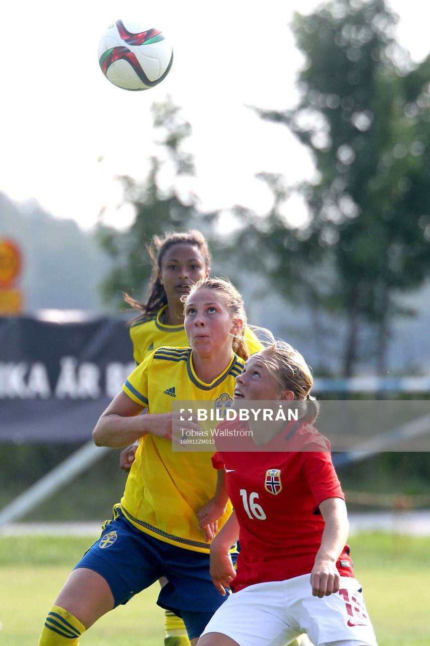 Sveriges lagkapten nummer 7 Frida Thörnqvist under F16-landskampen i fotboll mellan Sverige och Norge den 11 september 2016 på Dalhem IP på Gotland.