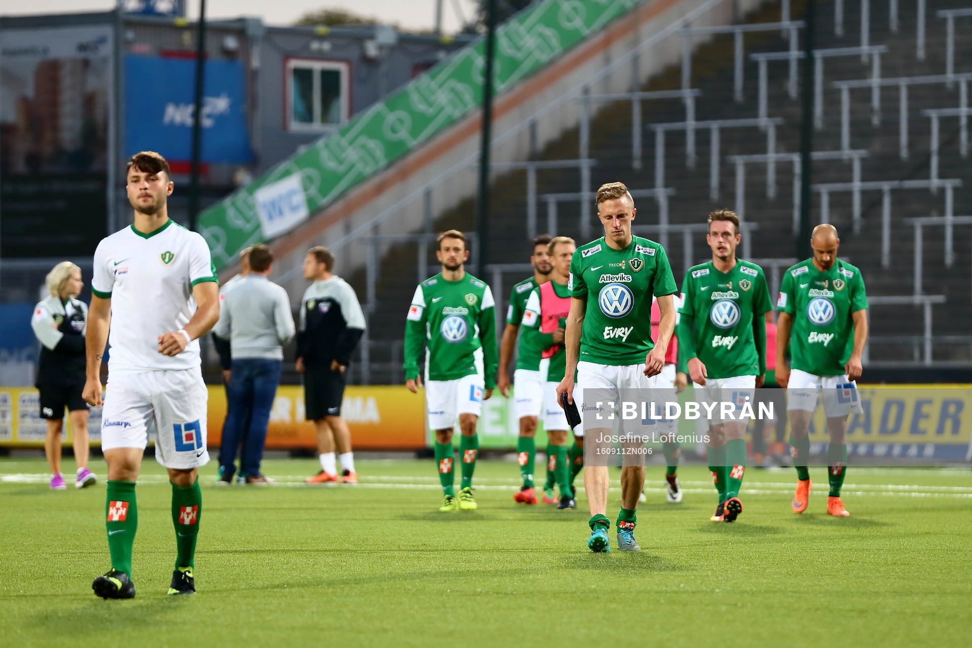 Jönköpings spelare går av planen deppandes
