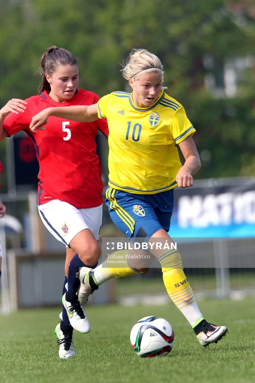 Sveriges nummer 10 Sara Linnakallio under F16-landskampen i fotboll mellan Sverige och Norge den 11 september 2016 på Dalhem IP på Gotland.