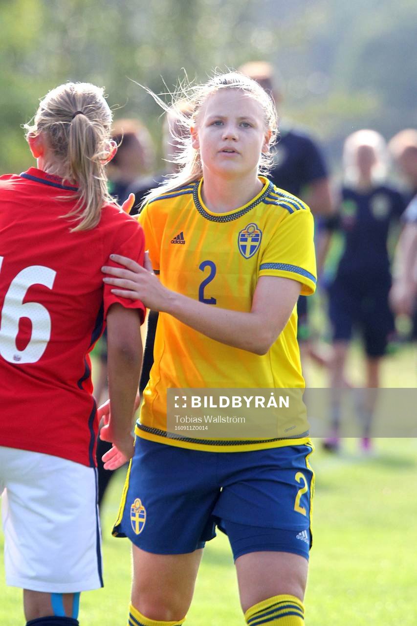 Sveriges nummer 2 Moa Similä under  F16-landskampen i fotboll mellan Sverige och Norge den 11 september 2016 på Dalhem IP på Gotland. 