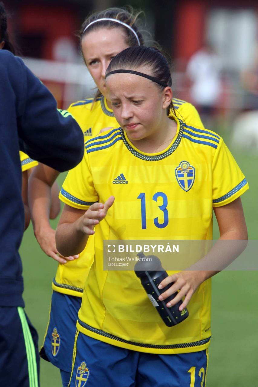Sveriges nummer 13 Ida Hyttinen under  F16-landskampen i fotboll mellan Sverige och Norge den 11 september 2016 på Dalhem IP på Gotland. 