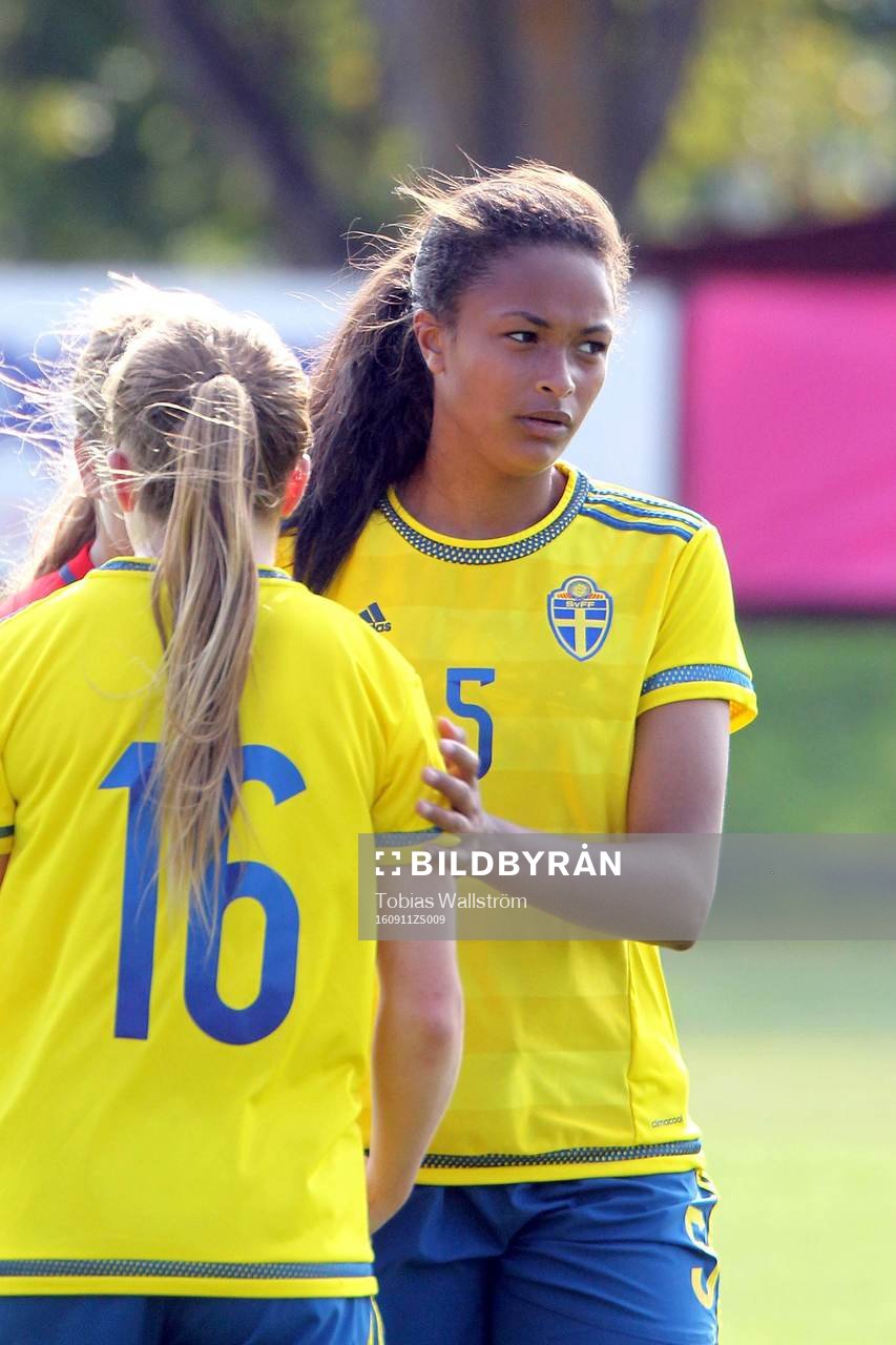Sveriges nummer 5 Rubi Reid Jansson under F16-landskampen i fotboll mellan Sverige och Norge den 11 september 2016 på Dalhem IP på Gotland.