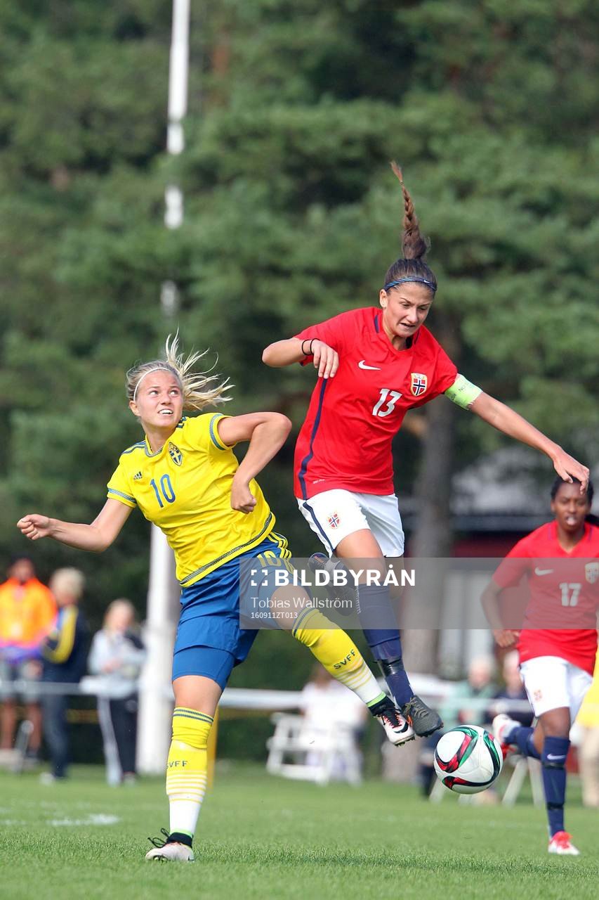 Sveriges nummer 10 Sara Linnakallio under F16-landskampen i fotboll mellan Sverige och Norge den 11 september 2016 på Dalhem IP på Gotland.
