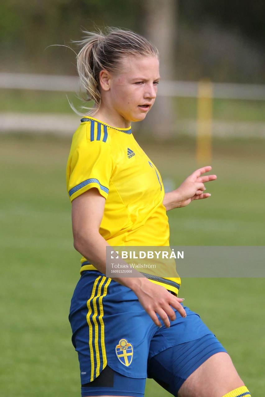 Sveriges nummer 2 Moa Similä under  F16-landskampen i fotboll mellan Sverige och Norge den 11 september 2016 på Dalhem IP på Gotland. 