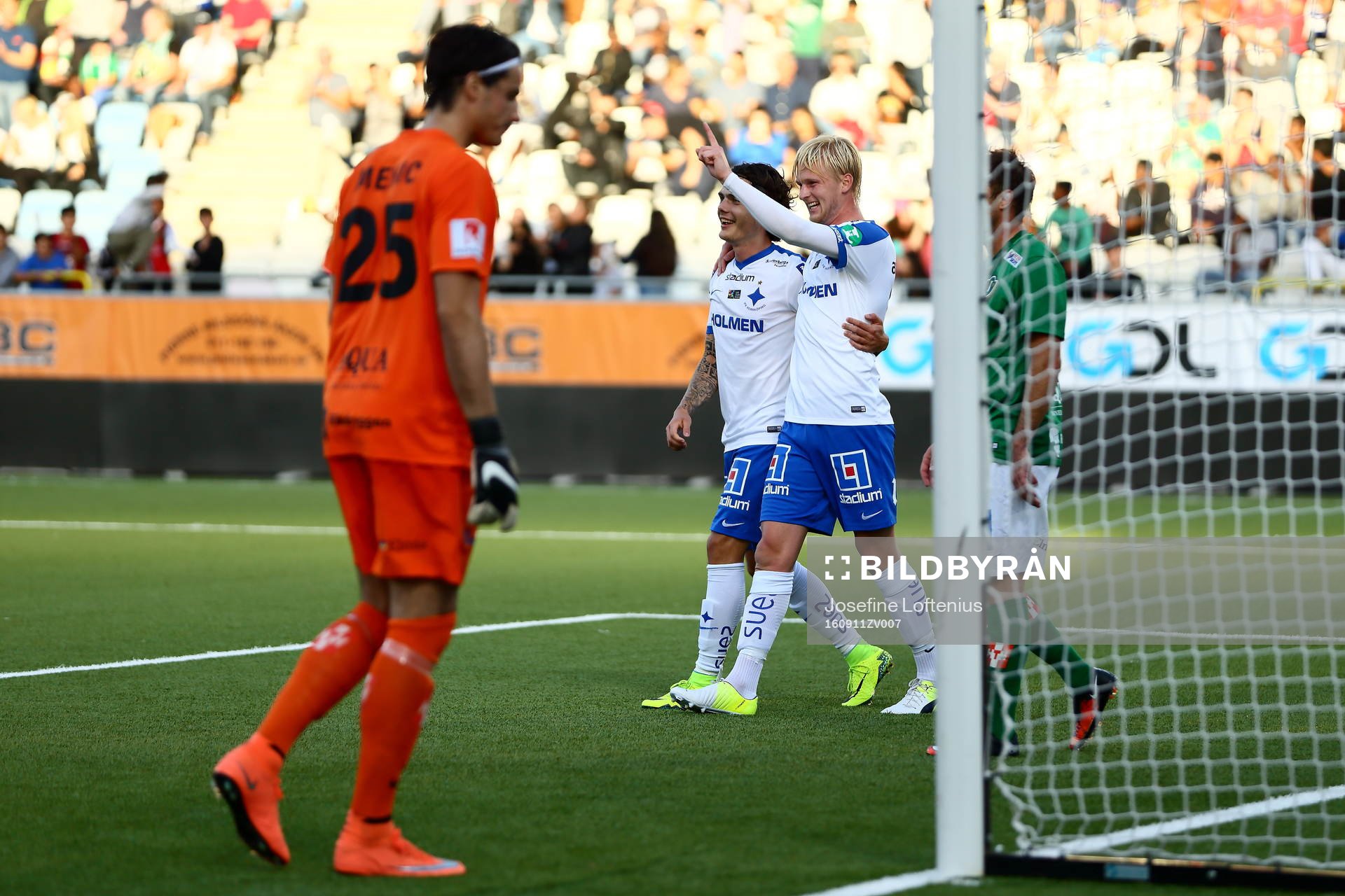 Norrköpings Karl Holmberg har gjort mål och jublar med