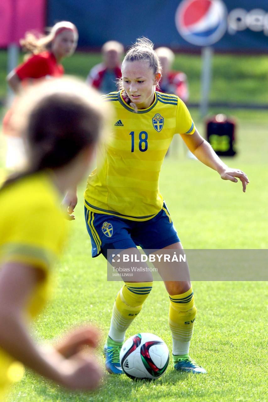 Sveriges nummer 18 Julia Welin under  F16-landskampen i fotboll mellan Sverige och Norge den 11 september 2016 på Dalhem IP på Gotland. 