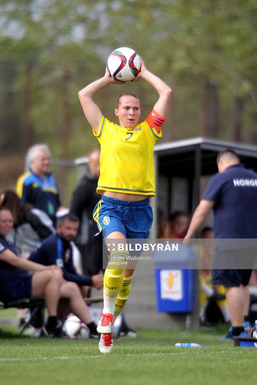 Sveriges lagkapten nummer 7 Frida Thörnqvist under F16-landskampen i fotboll mellan Sverige och Norge den 11 september 2016 på Dalhem IP på Gotland.