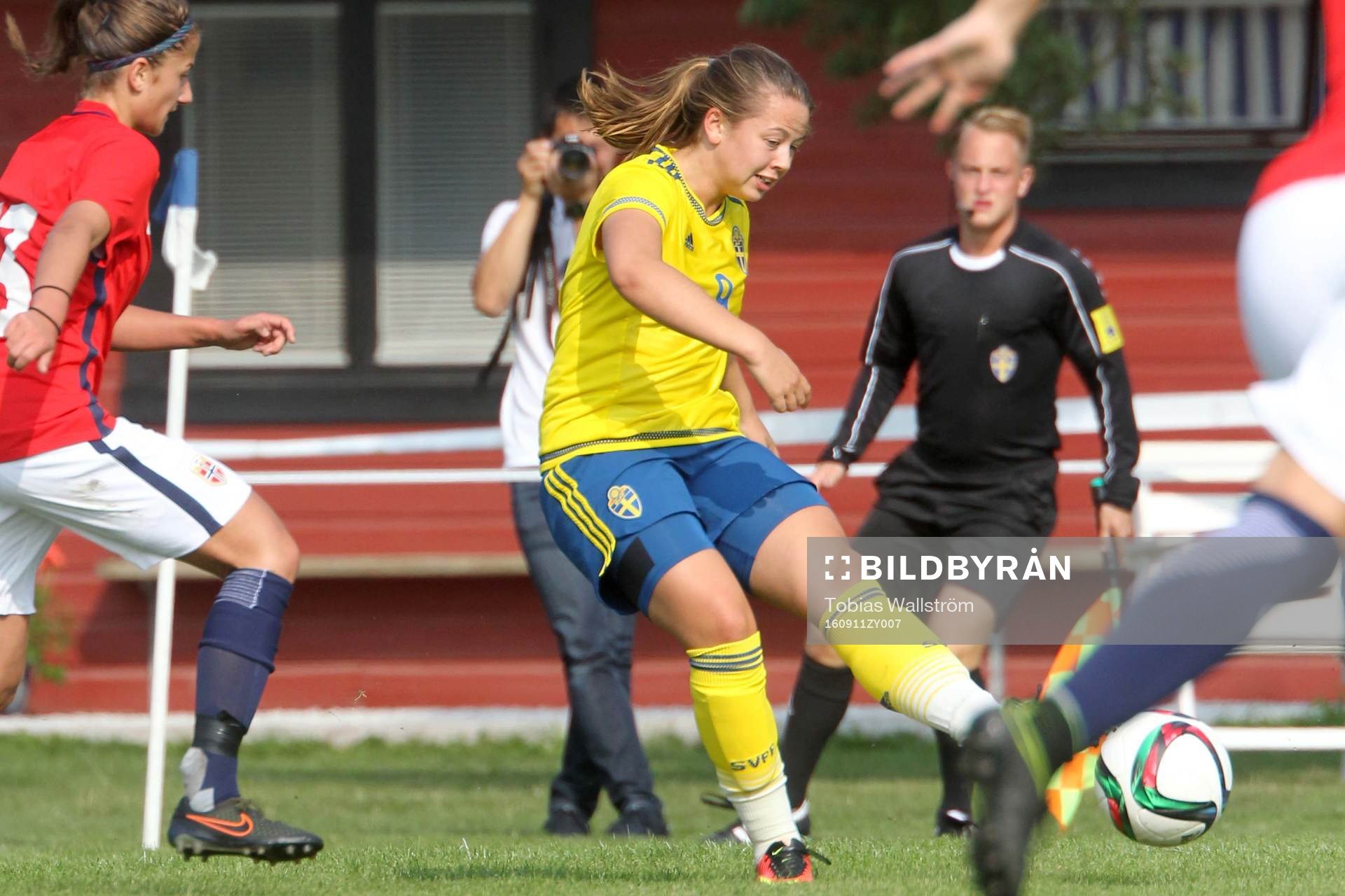 Sveriges nummer 9 Cornelia Kapocs under F16-landskampen i fotboll mellan Sverige och Norge den 11 september 2016 på Dalhem IP på Gotland.