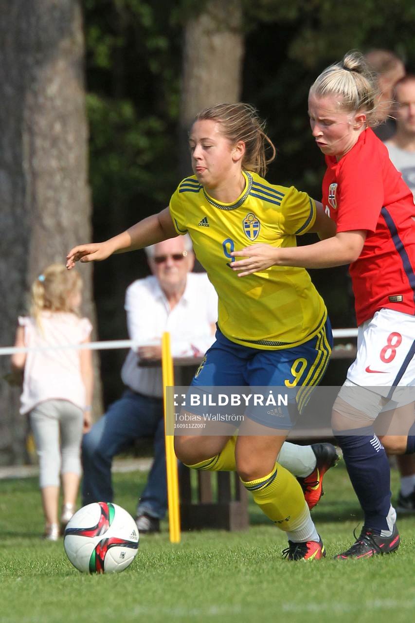 Sveriges nummer 9 Cornelia Kapocs under F16-landskampen i fotboll mellan Sverige och Norge den 11 september 2016 på Dalhem IP på Gotland.