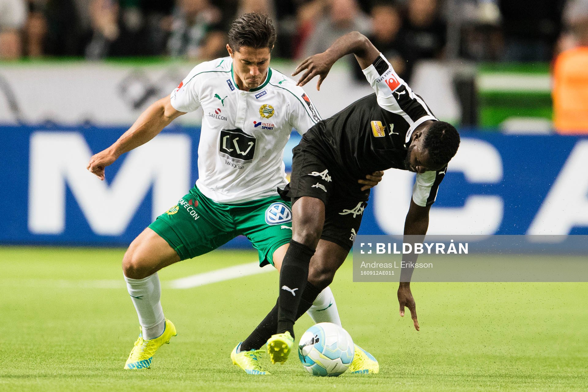 Hammarbys David Boo Wiklander i kamp om bollen med Örebros