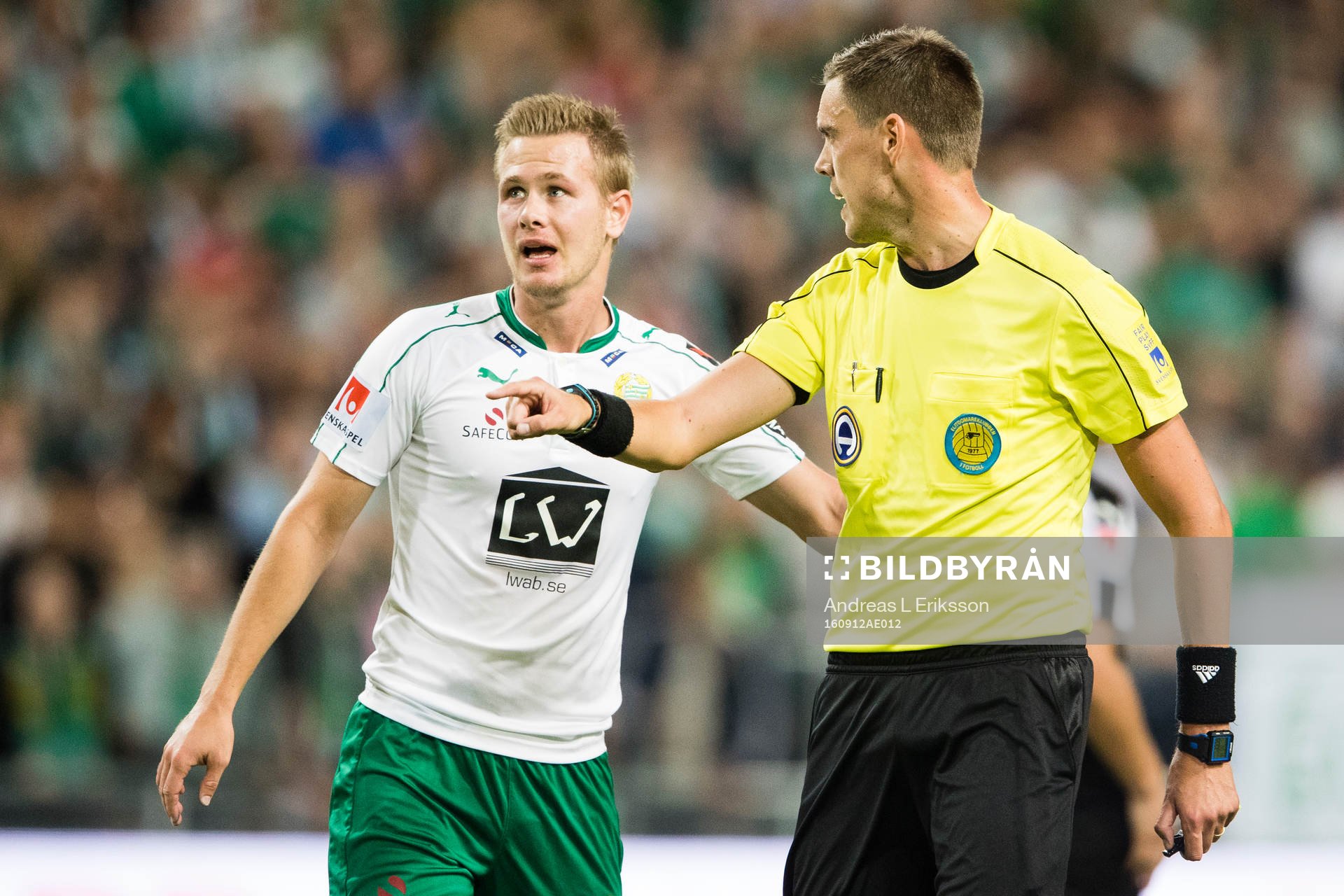 Hammarbys Erik Israelsson talar med domare Magnus Lindgren