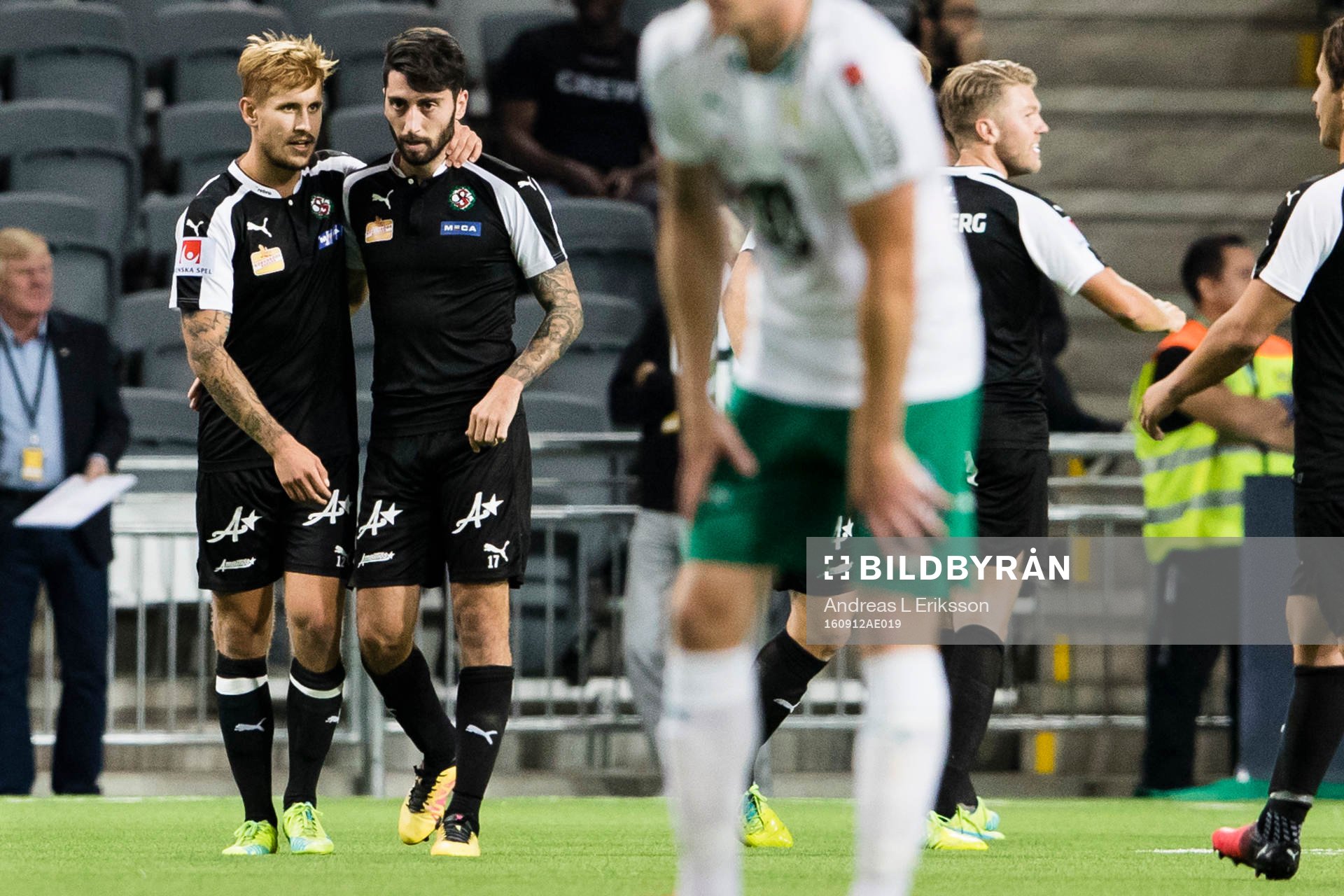 Örebros Daniel Björnqvist och Nahir Besara jublar efter att Besara kvitterat till 1-1 under fotbollsmatchen i Allsvenskan mellan Hammarby och Örebro den 12 september 2016 i Stockholm.