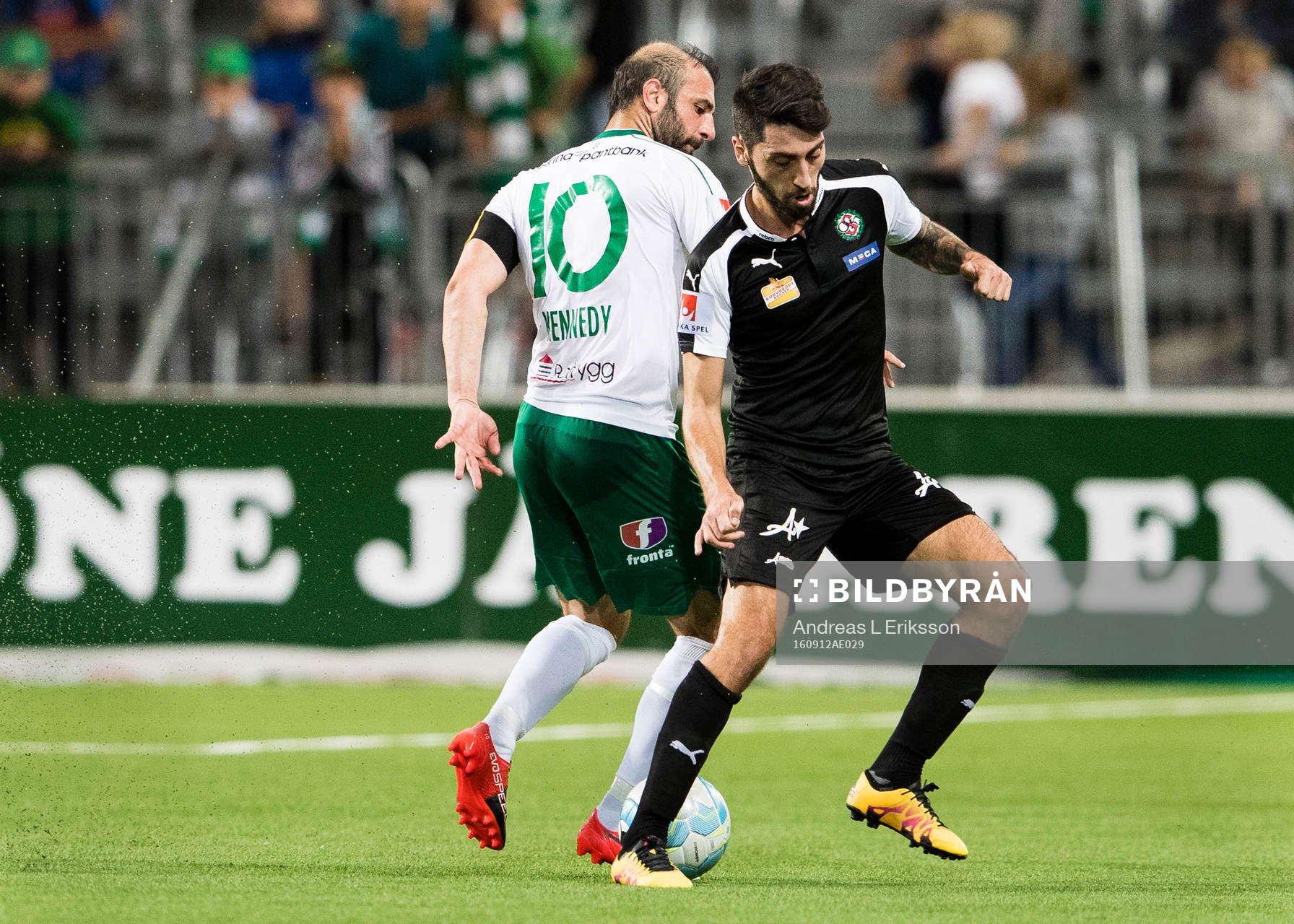 Hammarbys Kennedy Bakircioglu i kamp om bollen med Örebros