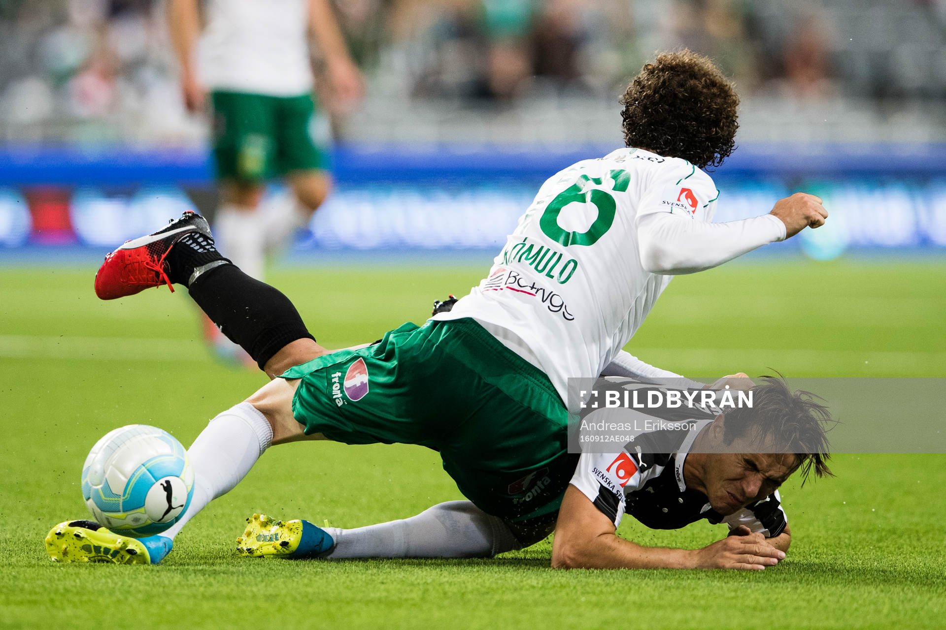 Hammarbys Romulo Cabral Pereira Pinto i kamp om bollen med