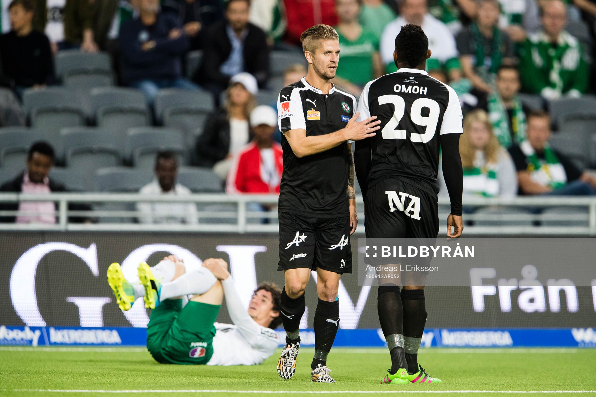 Hammarbys Romulo Cabral Pereira Pinto ligger ner och