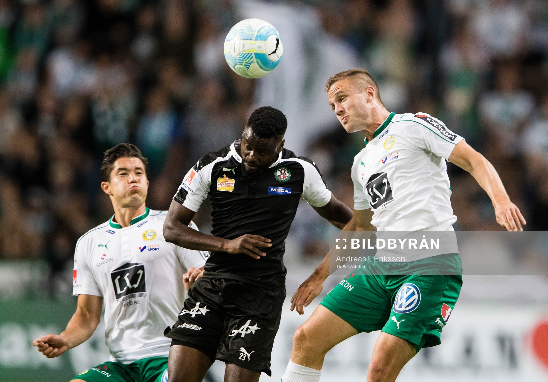 Hammarbys David Boo Wiklander avvaktar en nickduell mellan Örebros Maic Sema och Hammarbys Mats Solheim under fotbollsmatchen i Allsvenskan mellan Hammarby och Örebro den 12 september 2016 i Stockholm.