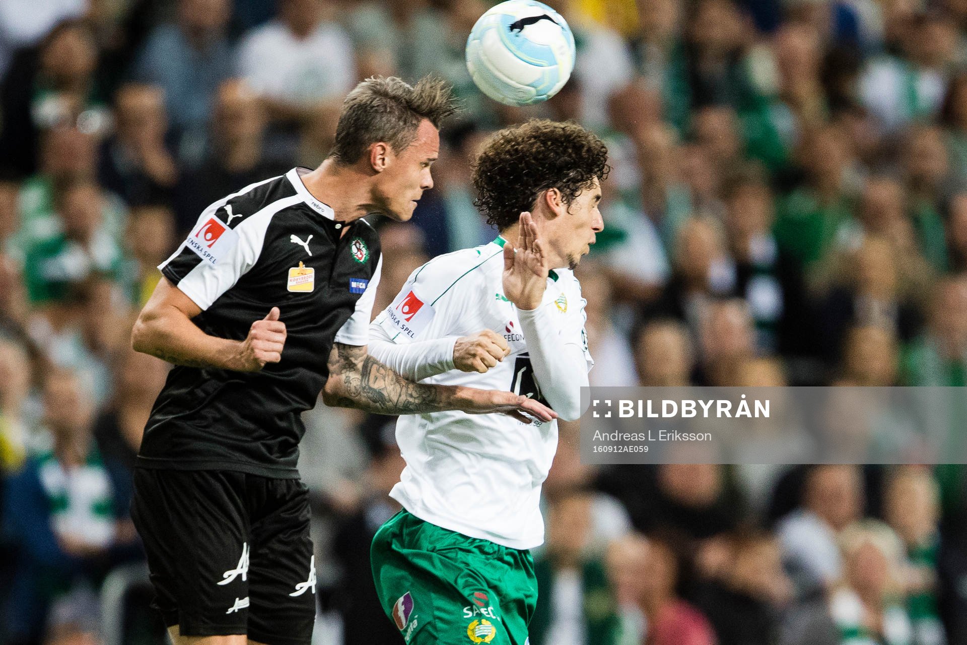 Örebros Erik Moberg i en nickduell med Hammarbys Romulo