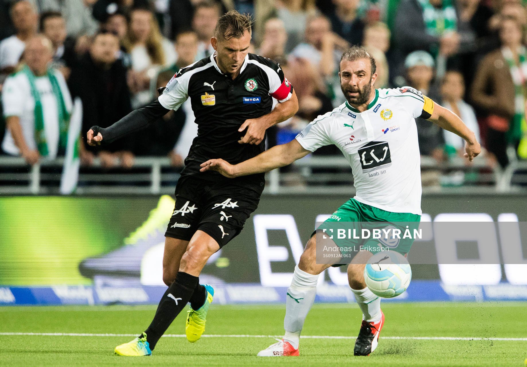 Örebros Robert Åhman Persson i kamp om bollen med