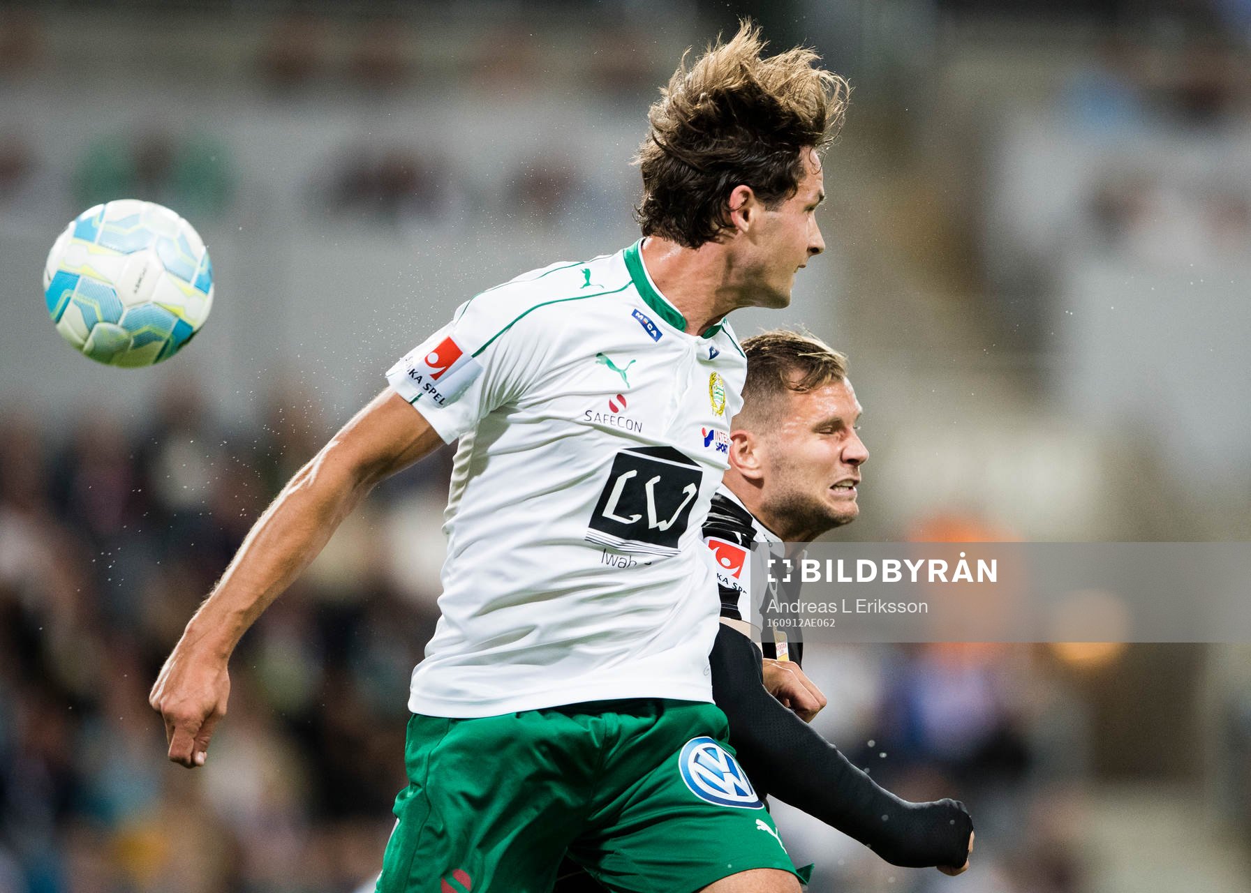 Hammarbys Philip Haglund i en nickduell med Örebros Robert