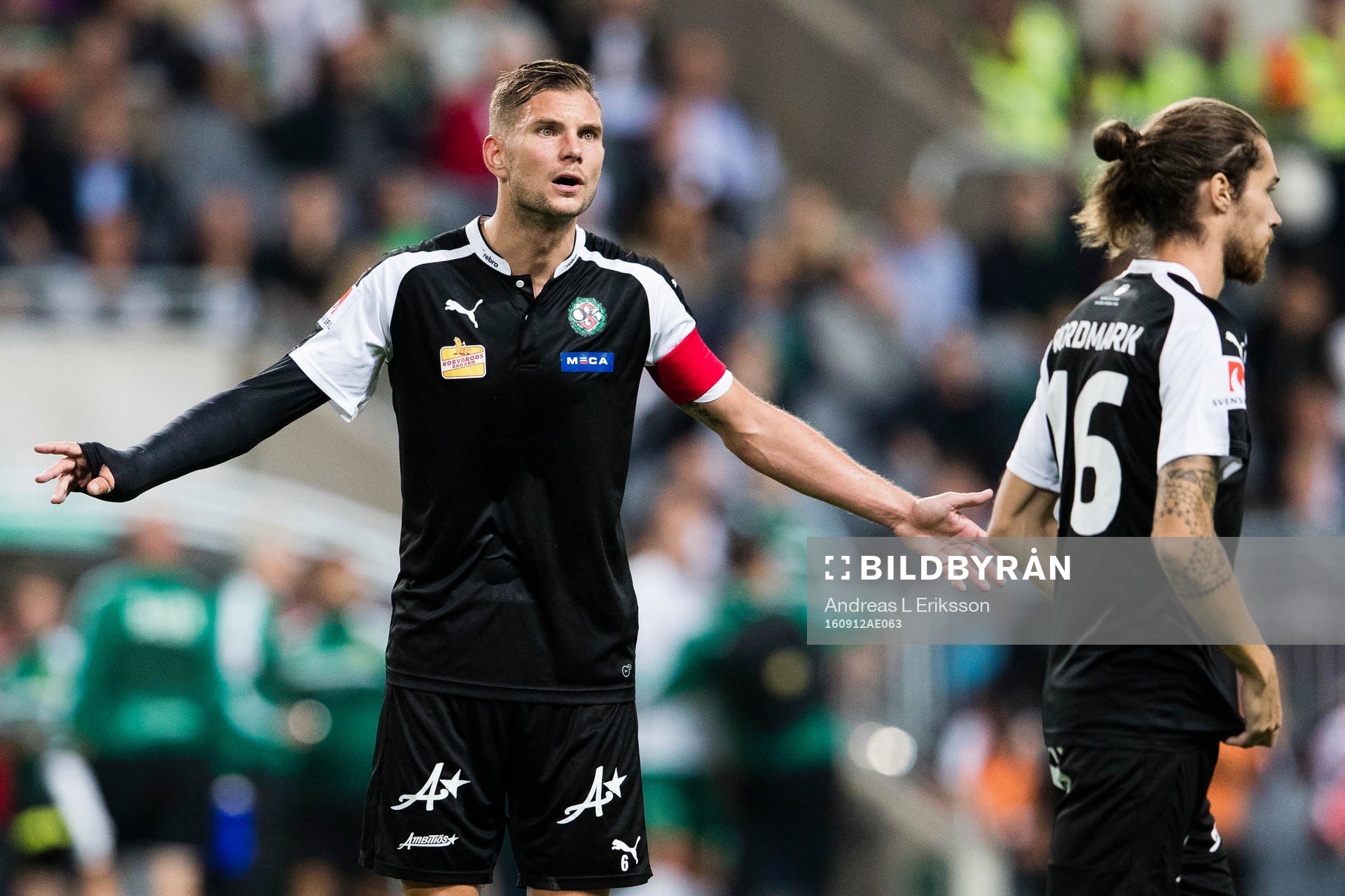 Örebros Robert Åhman Persson reageraer