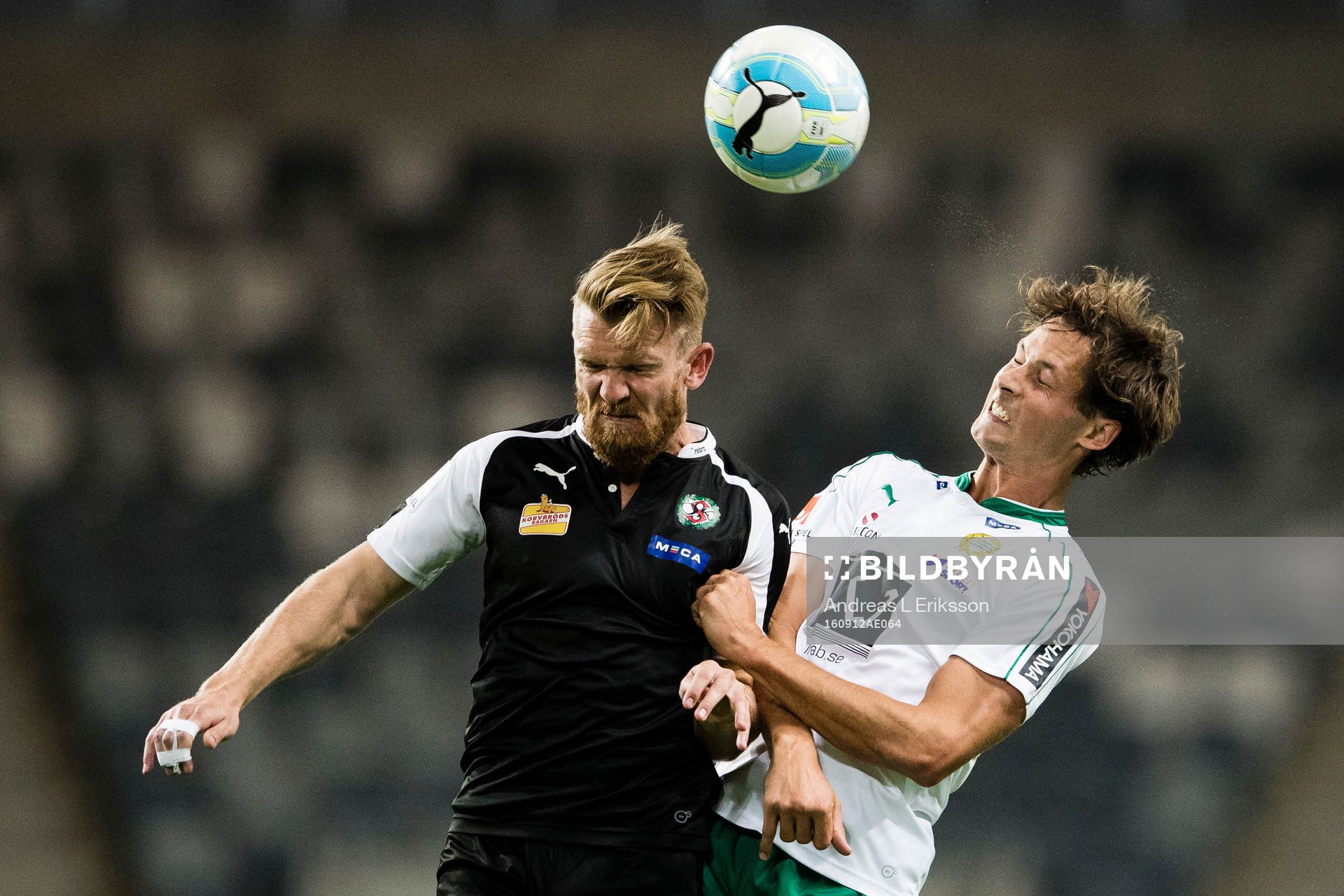 Örebros Michael Almebäck i en nickduell med Hammarbys