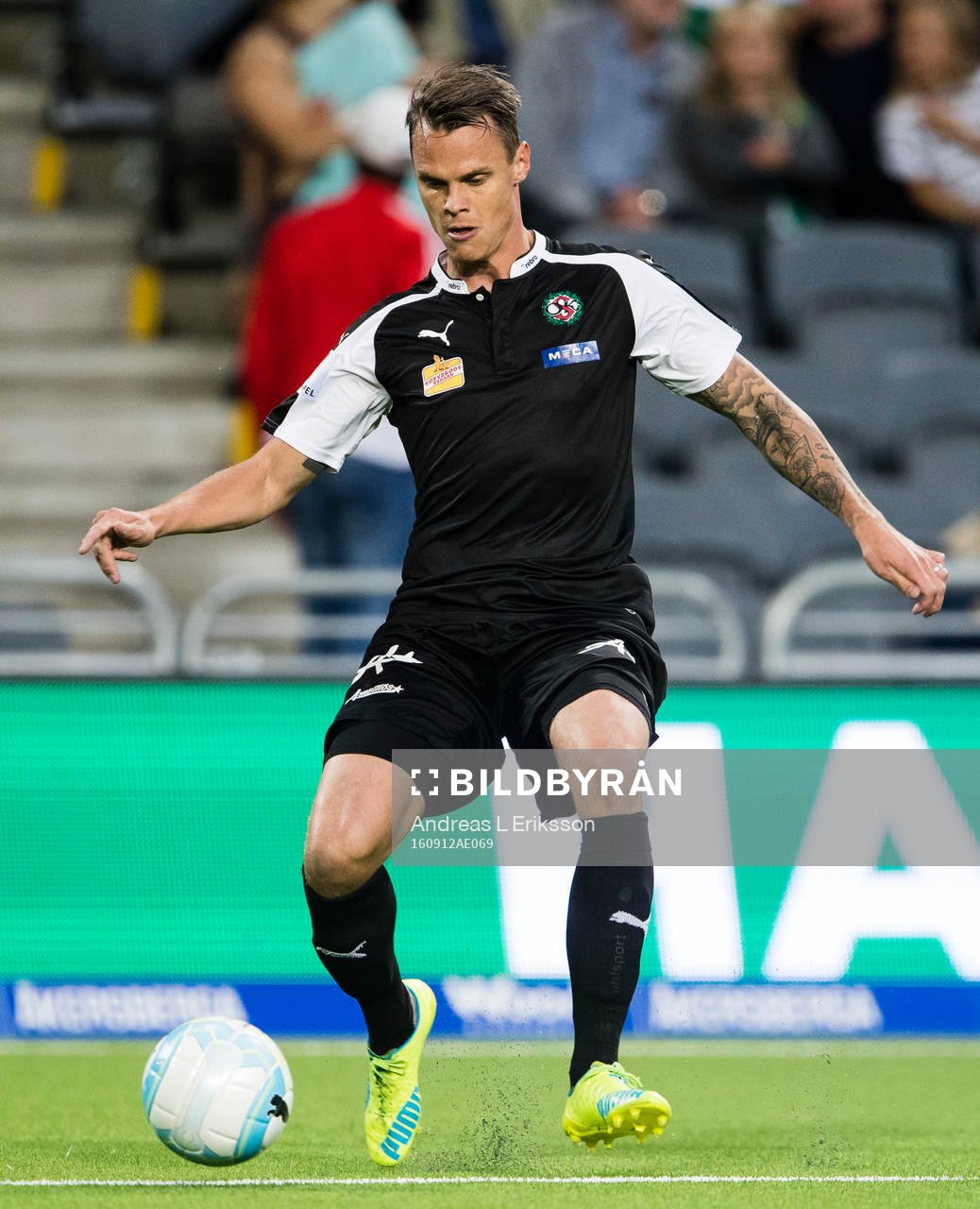 Örebros Erik Moberg med bollen