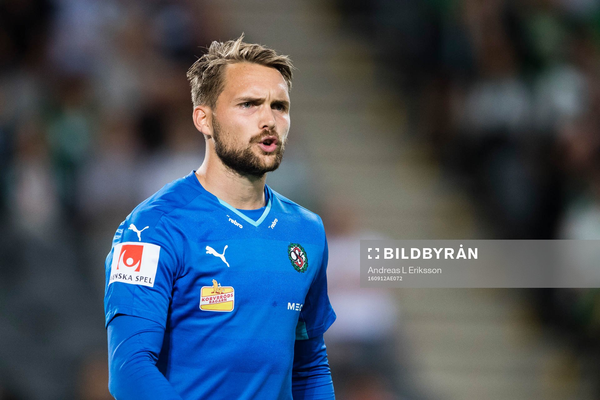 Örebros målvakt Oscar Jansson med bollen