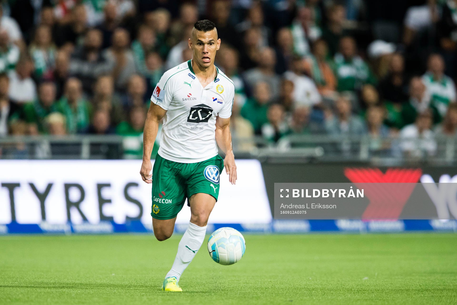 Hammarbys Alexssander Medeiros de Azeredo med bollen