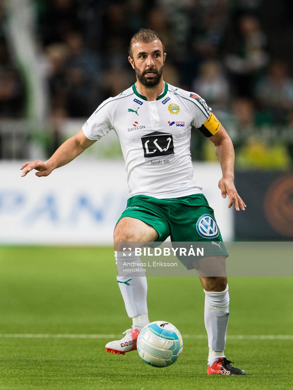 Hammarbys Kennedy Bakircioglu med bollen