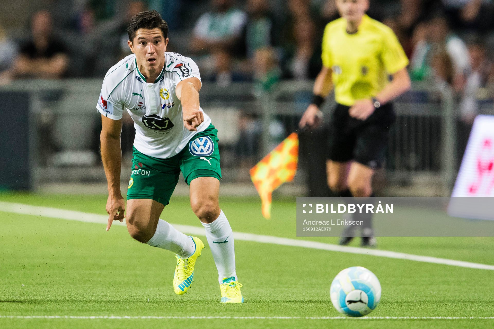 Hammarbys David Boo Wiklander pekar på bollen