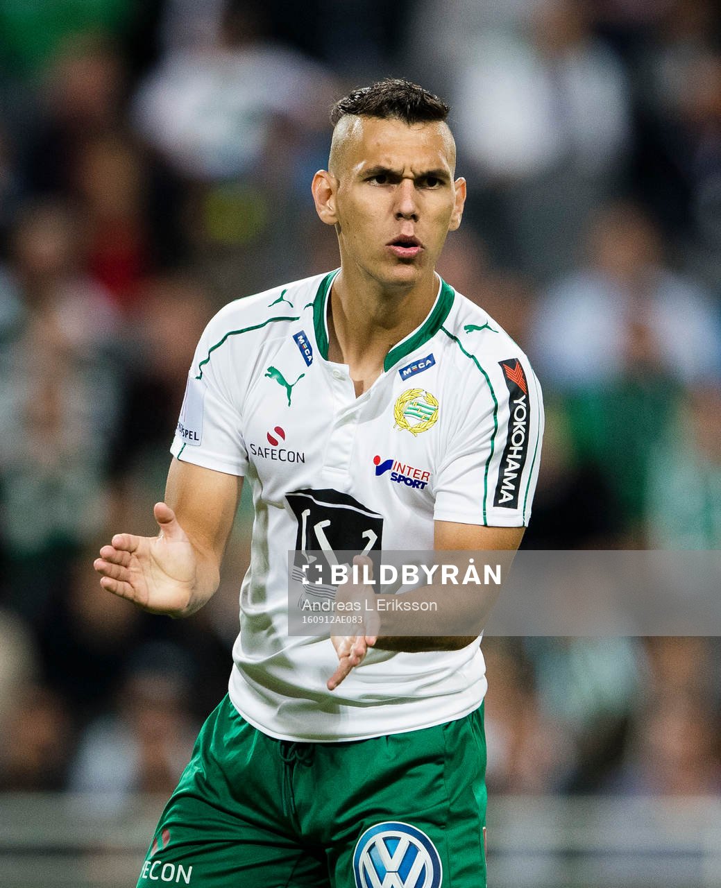 Hammarbys Alexssander Medeiros de Azeredo klappar händerna