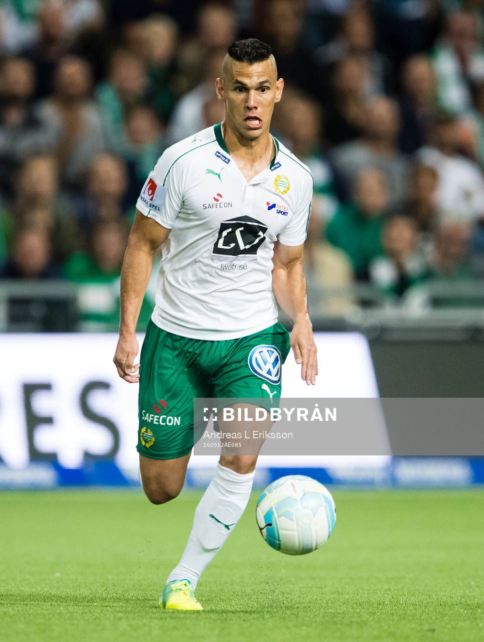 Hammarbys Alexssander Medeiros de Azeredo med bollen