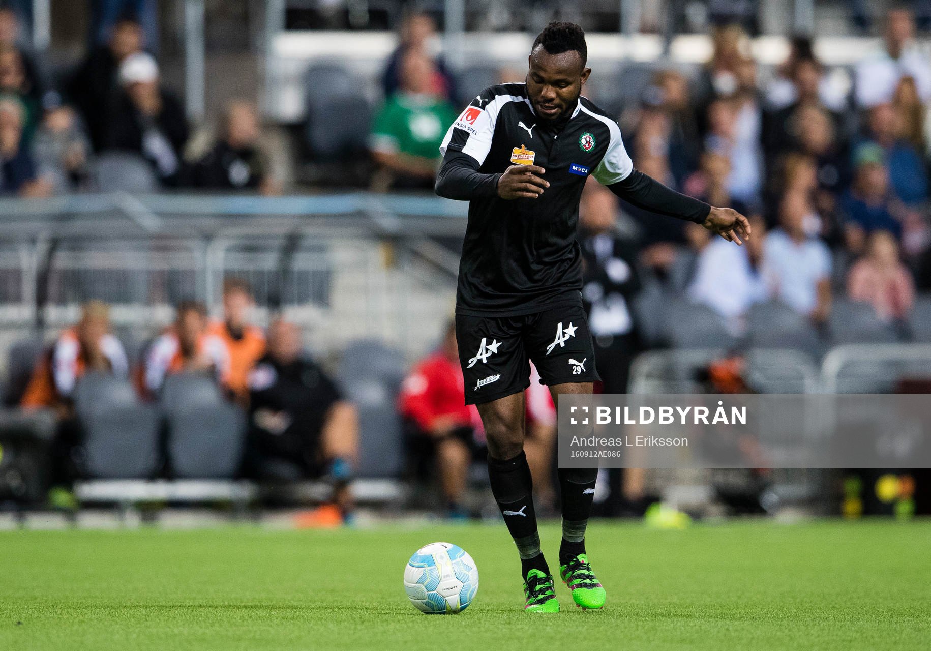 Örebros Michael Junior Omah med bollen