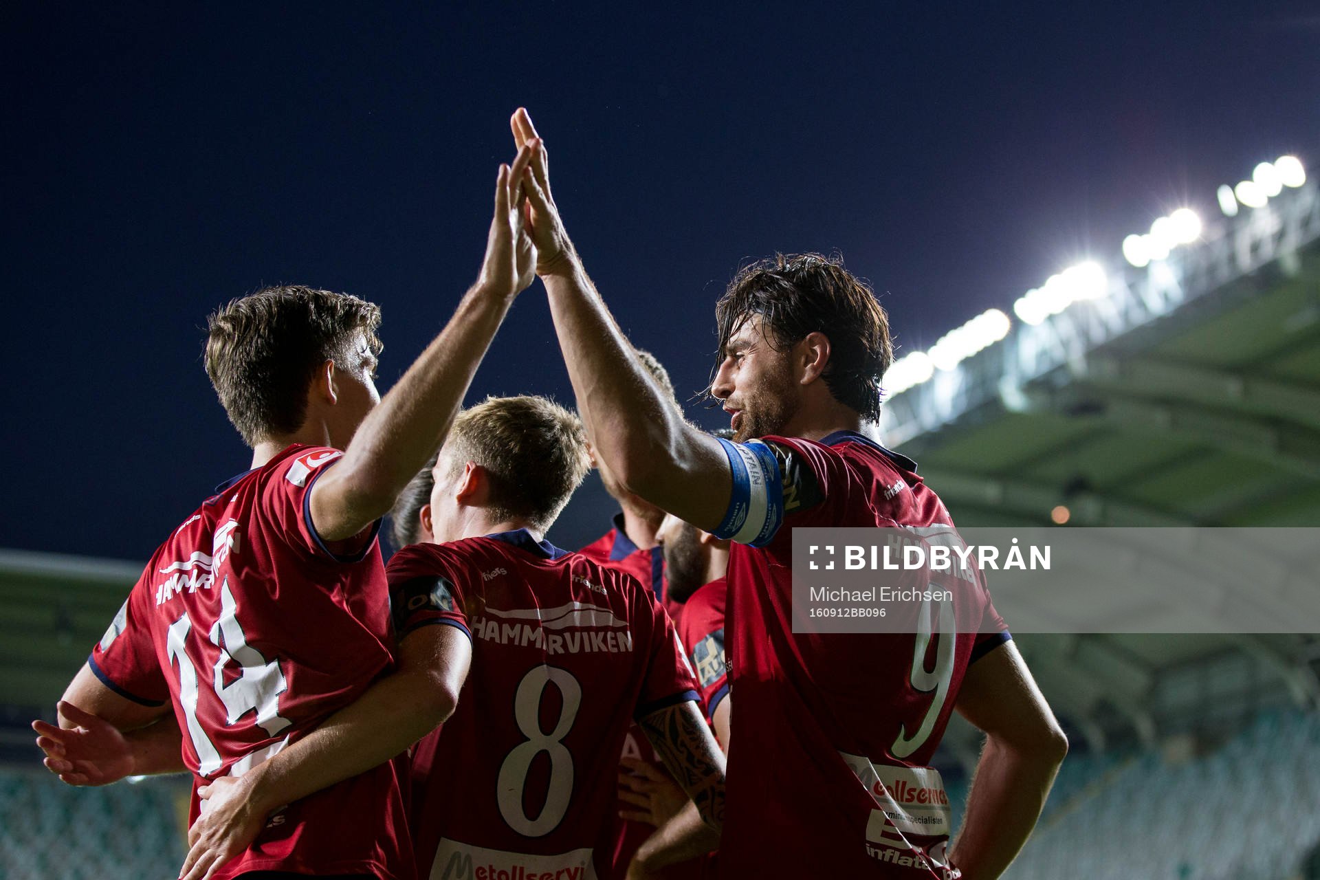 2  Örgrytes George Mourad jublar och gör high five med