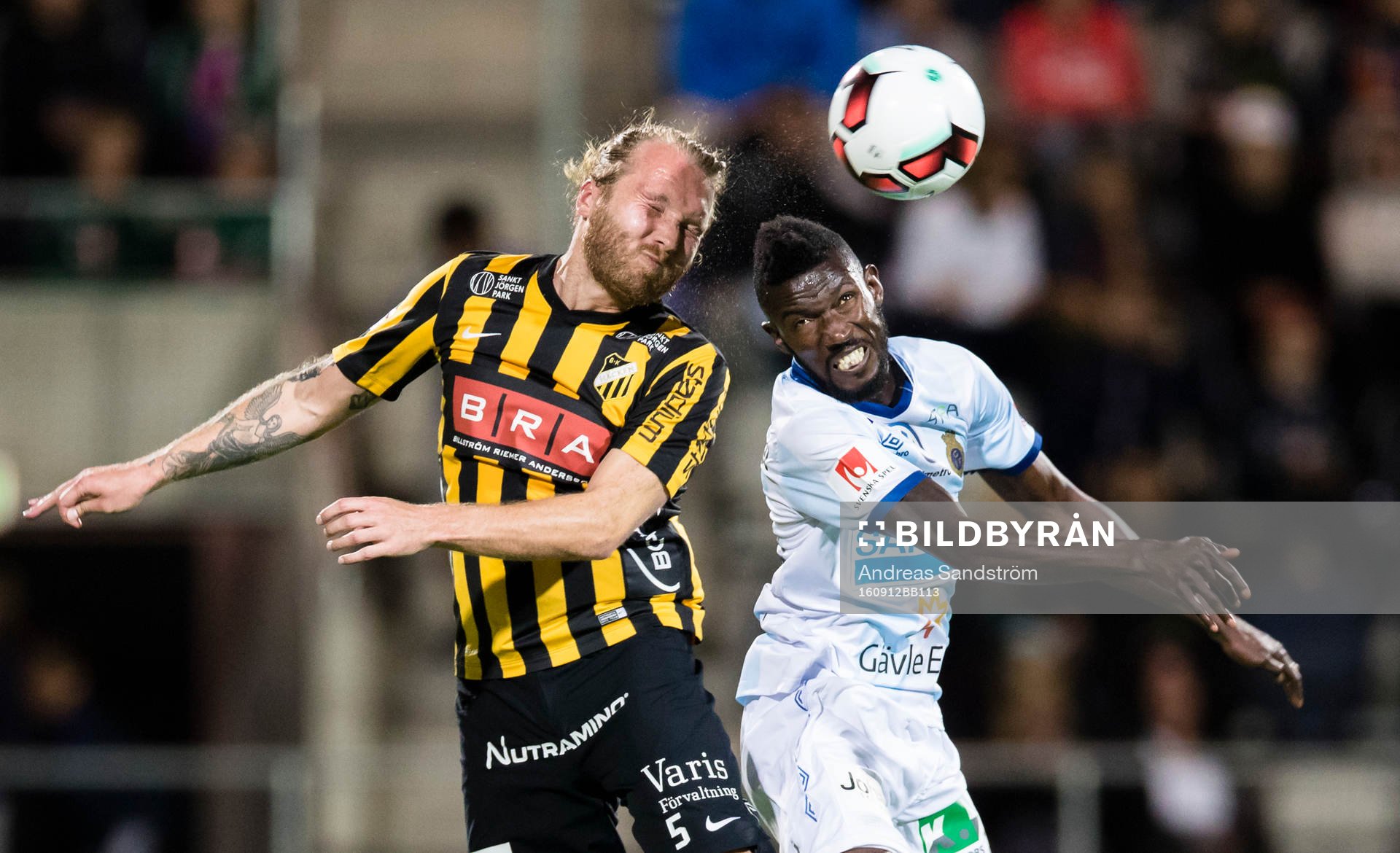 Häckens Emil Wahlström i en nickduell med Gefles Dioh