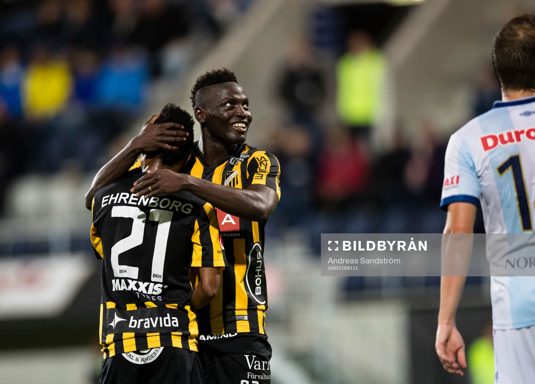 Häckens Nasiru Mohammed tröstas av Alhassan Kamara