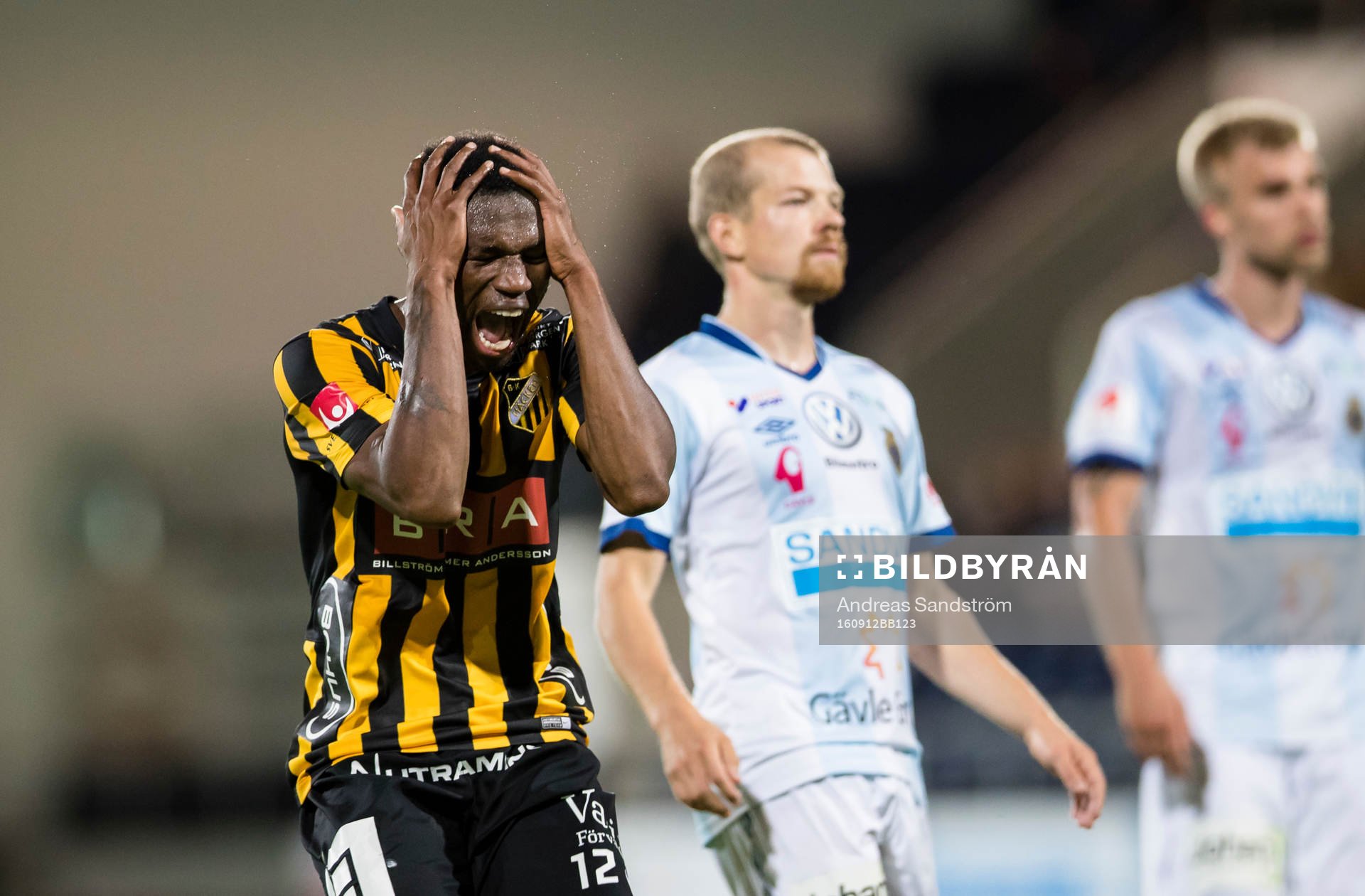 Häckens Mohammed Abubakari reagerar på en missad målchans