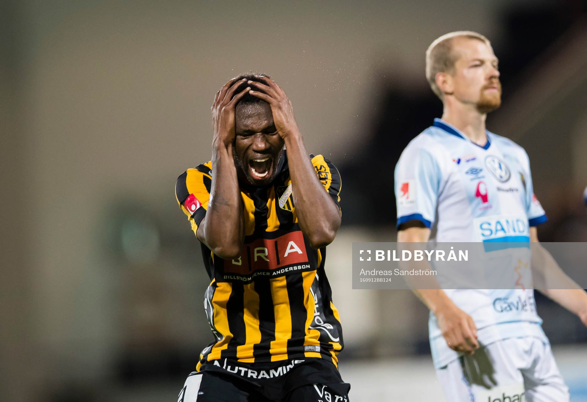 Häckens Mohammed Abubakari reagerar på en missad målchans