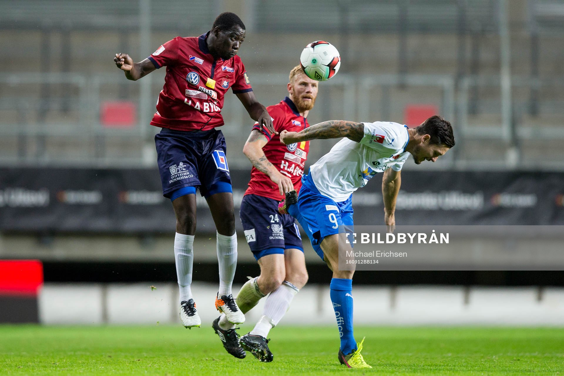 Örgrytes Alexis Yougouda Kada vinner nickduell mot Värnamos Pär Cederqvist under fotbollsmatchen i Superettan mellan Örgryte och Värnamo den 12 september 2016 i Göteborg.
