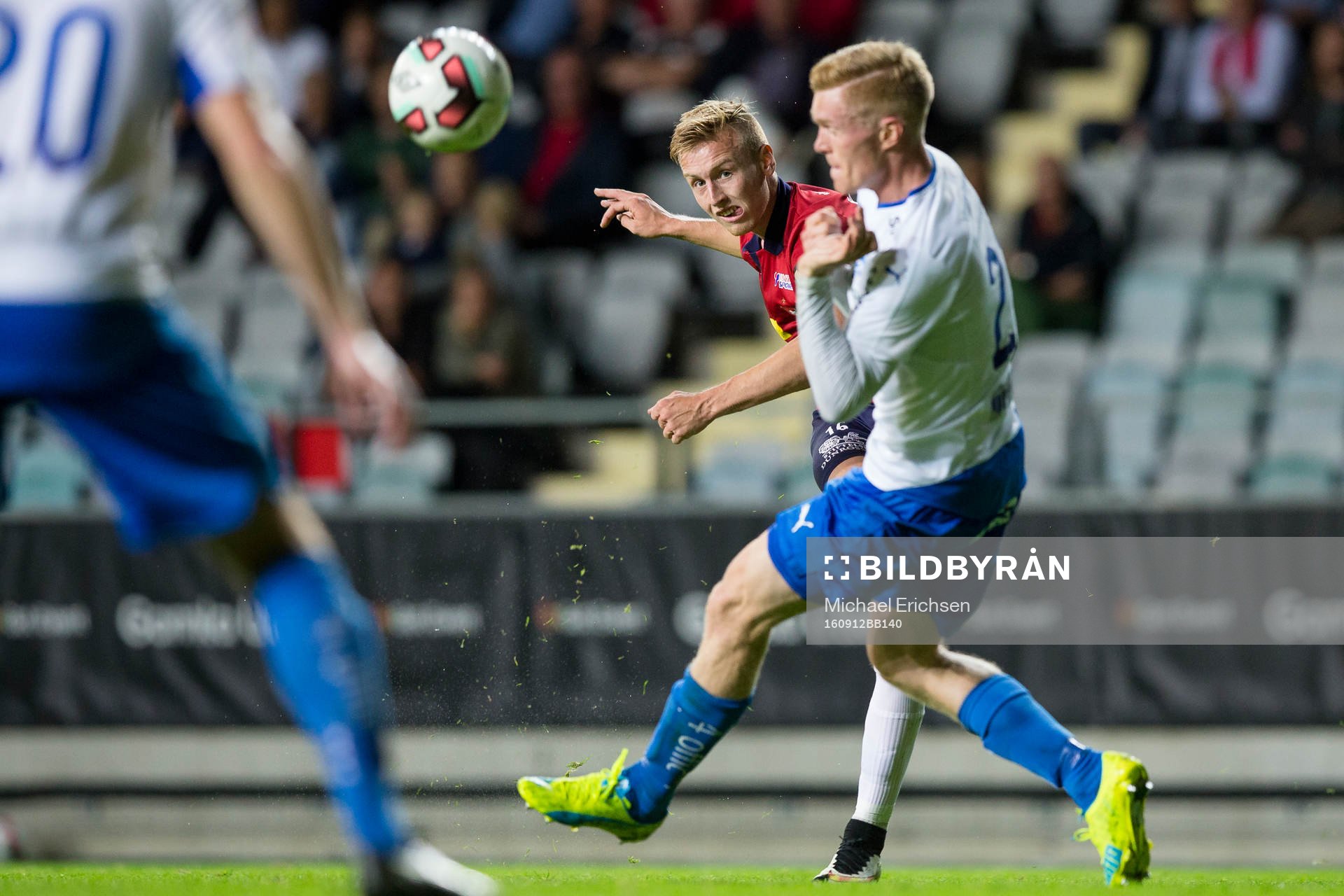 2 Örgrytes Sebastian Ohlsson skjuter ett skott