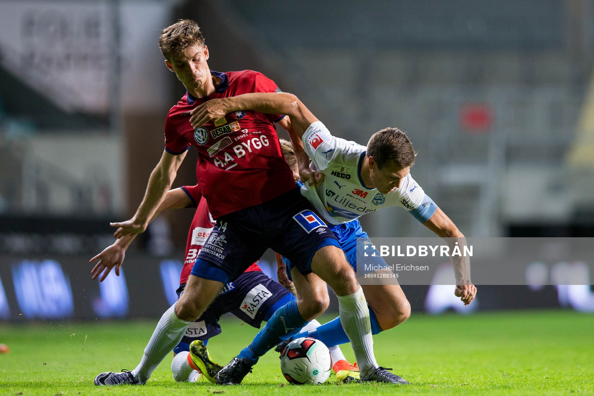 Örgrytes Daniel Paulson och Andreas Östling i kamp med Värnamos Martin Claesson under fotbollsmatchen i Superettan mellan Örgryte och Värnamo den 12 september 2016 i Göteborg.