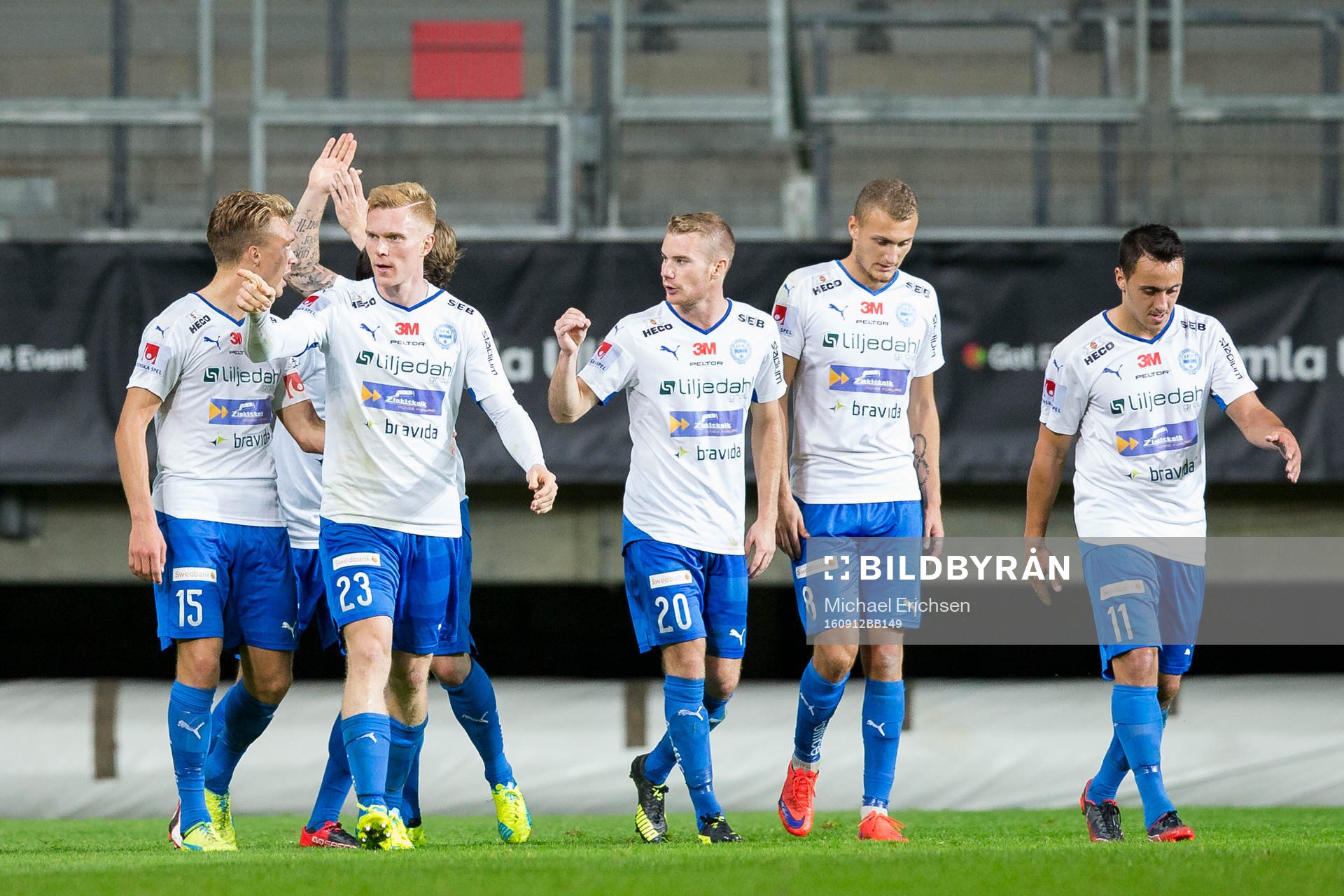 2 Värnamos David Engström jublar ihop med lagkamrater