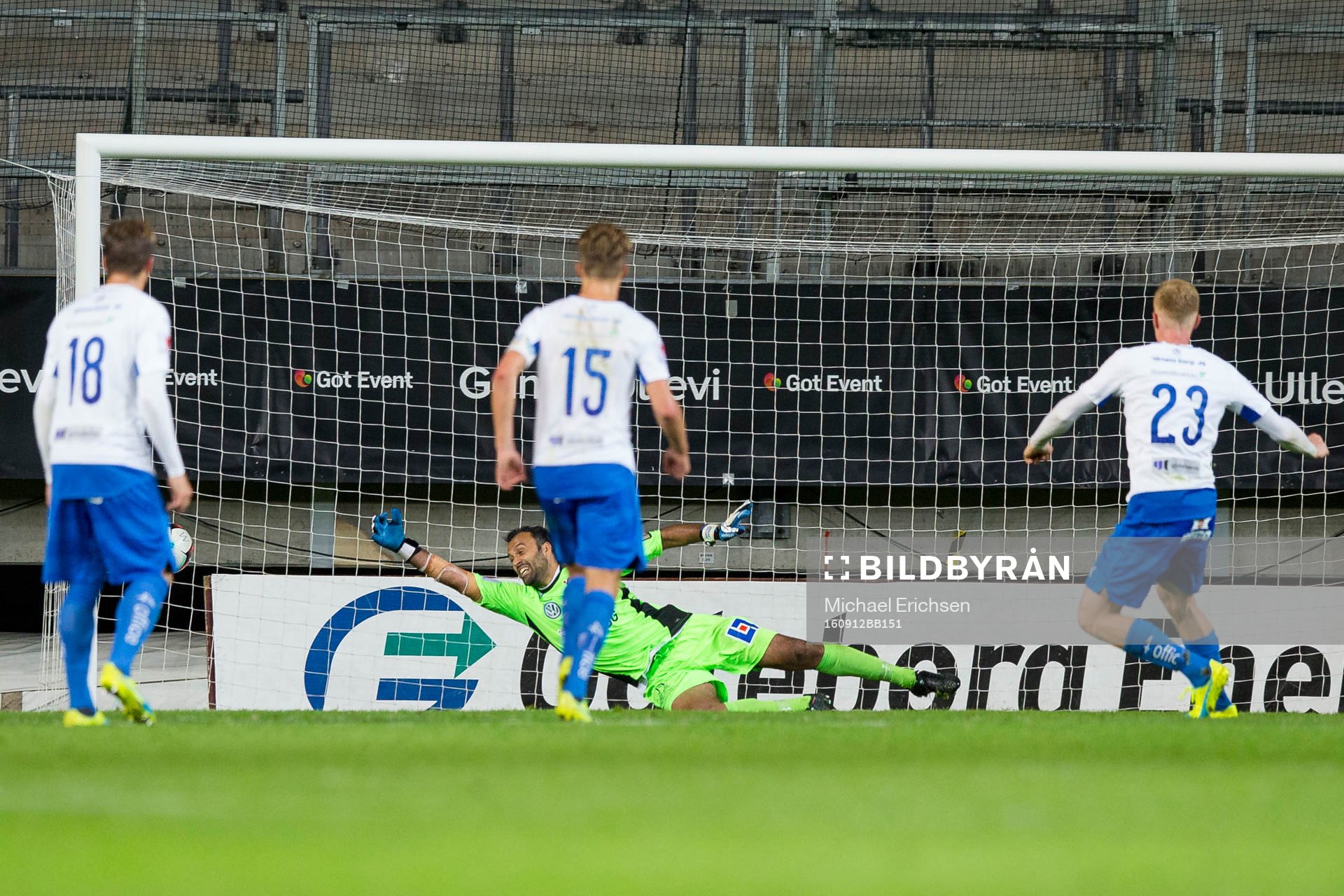 2 Värnamos David Engström skjuter 2-2 på straff bakom