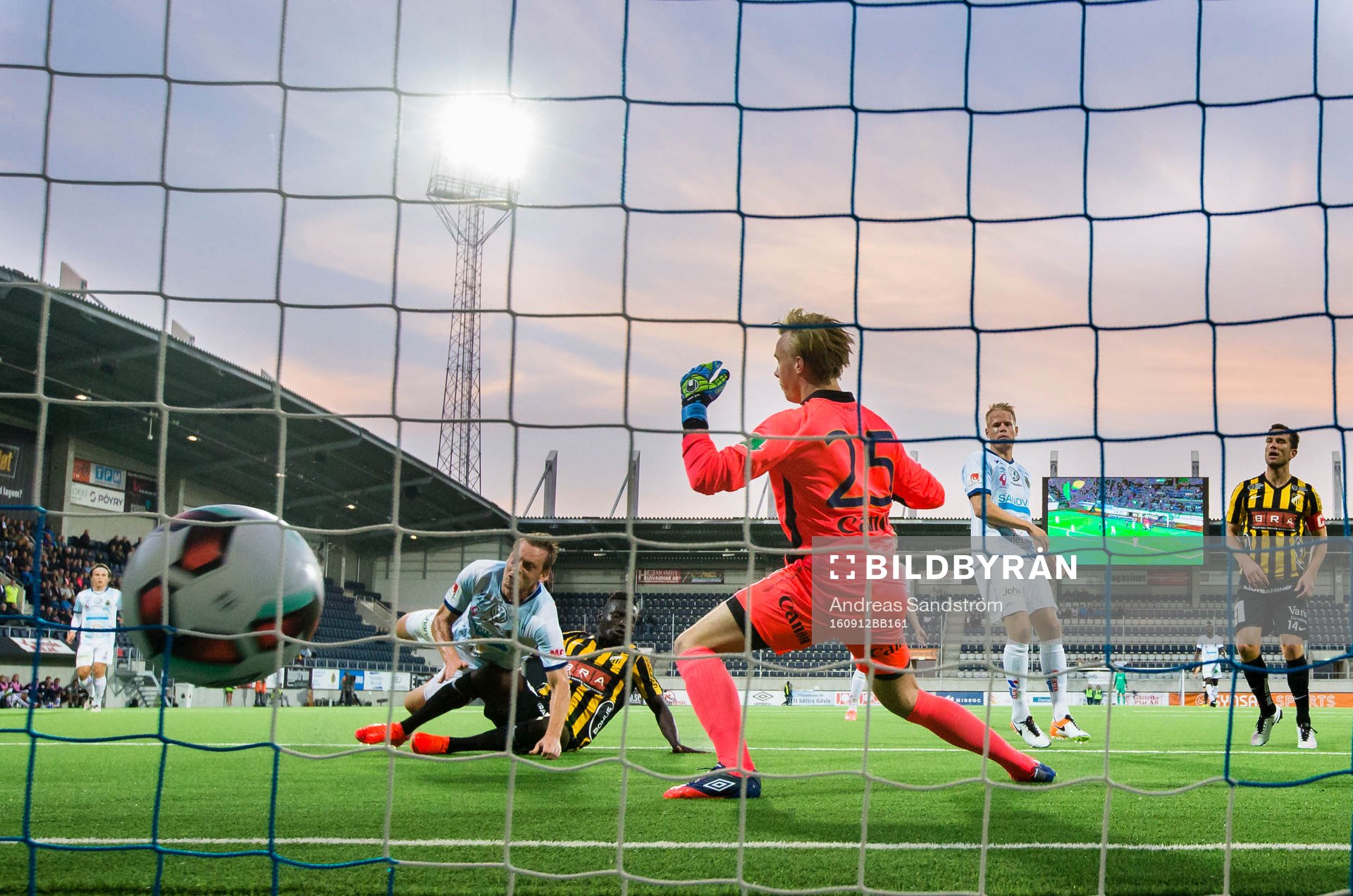 Häckens Alhassan Kamara gör 1-0 bakom Gefles målvakt