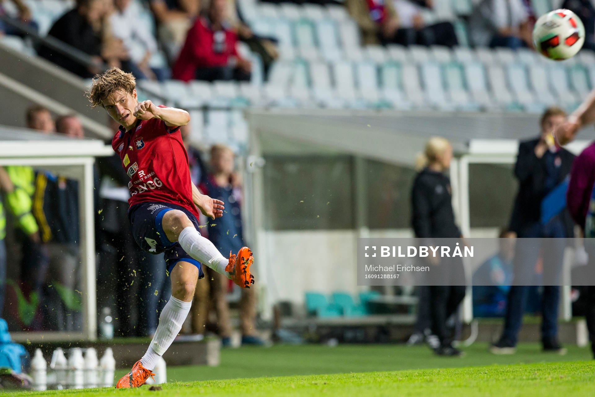 2 Örgrytes Jakob Lindström slår ett inlägg